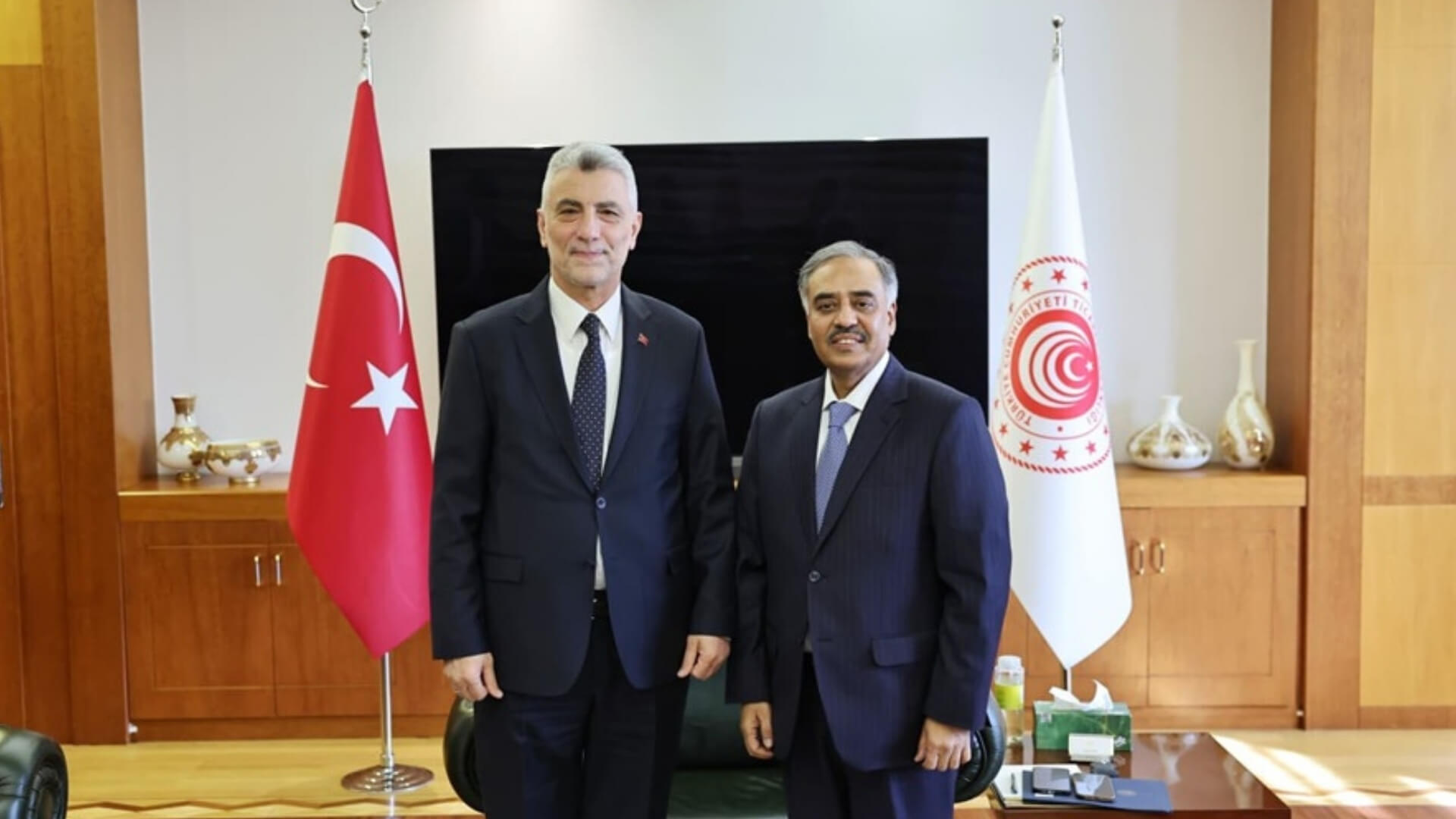D-8 Ticaretinde Yeni Nesil Dönemi: Bakan Bolat ve Büyükelçi Mahmood Ankara'da Buluştu!